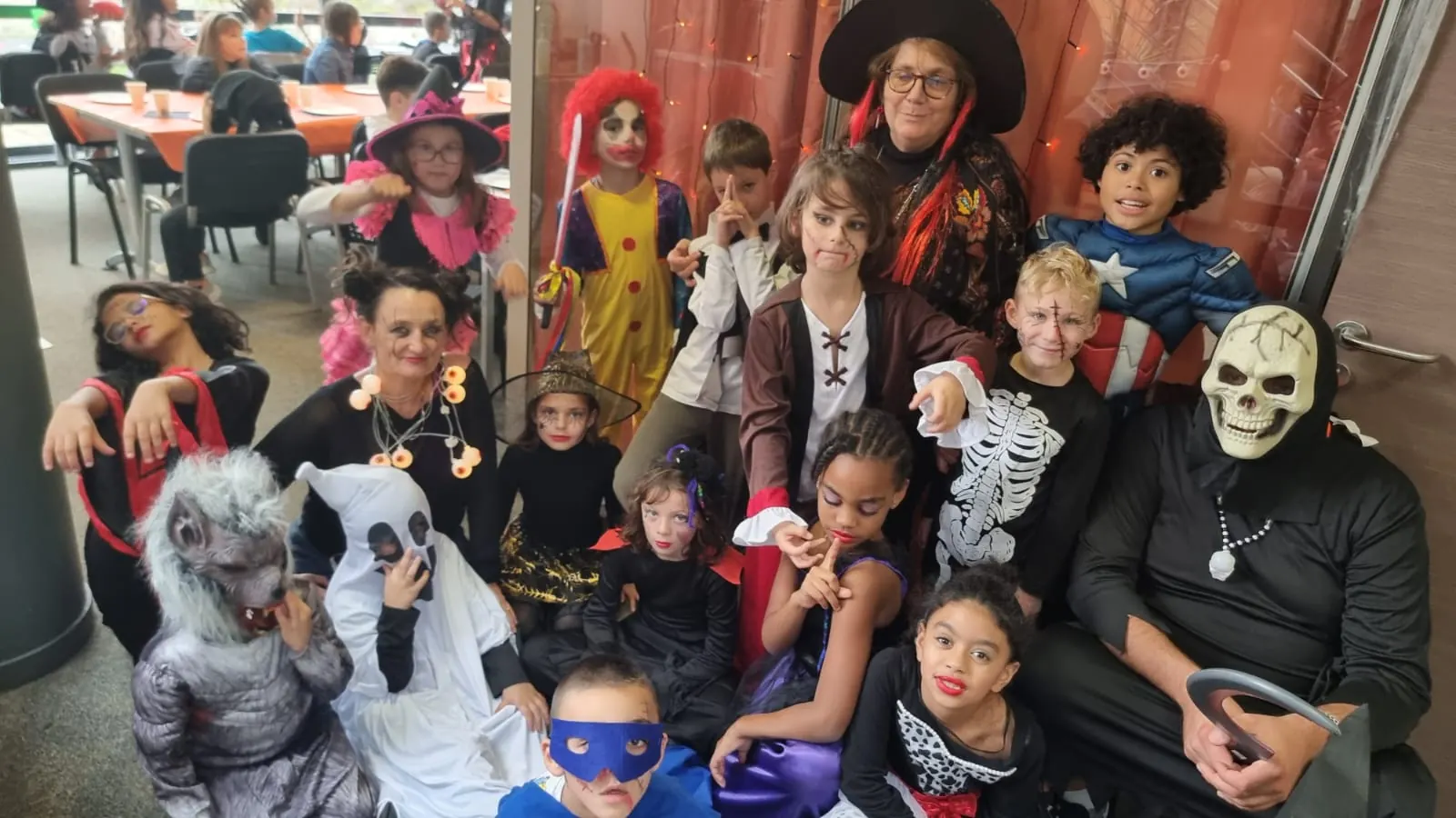 Fête déguisée d'Halloween à l'école La Fourmi avec les enfants